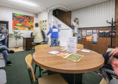 Nyelviskola kép - Előtér sok nyelvtanulóval